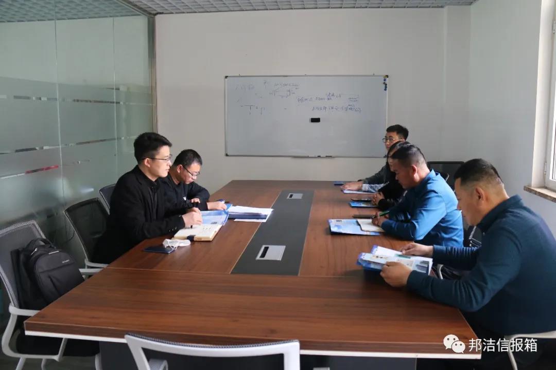 与旭辉 银盛泰的工作人员洽谈合作事宜