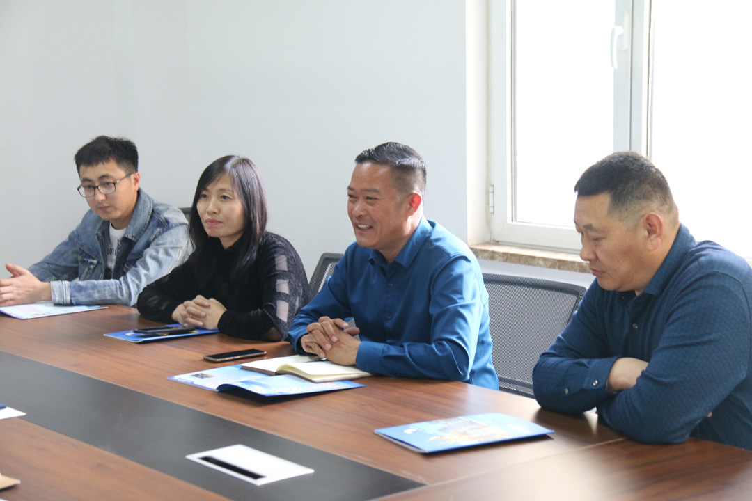 与旭辉 银盛泰的工作人员洽谈合作事宜