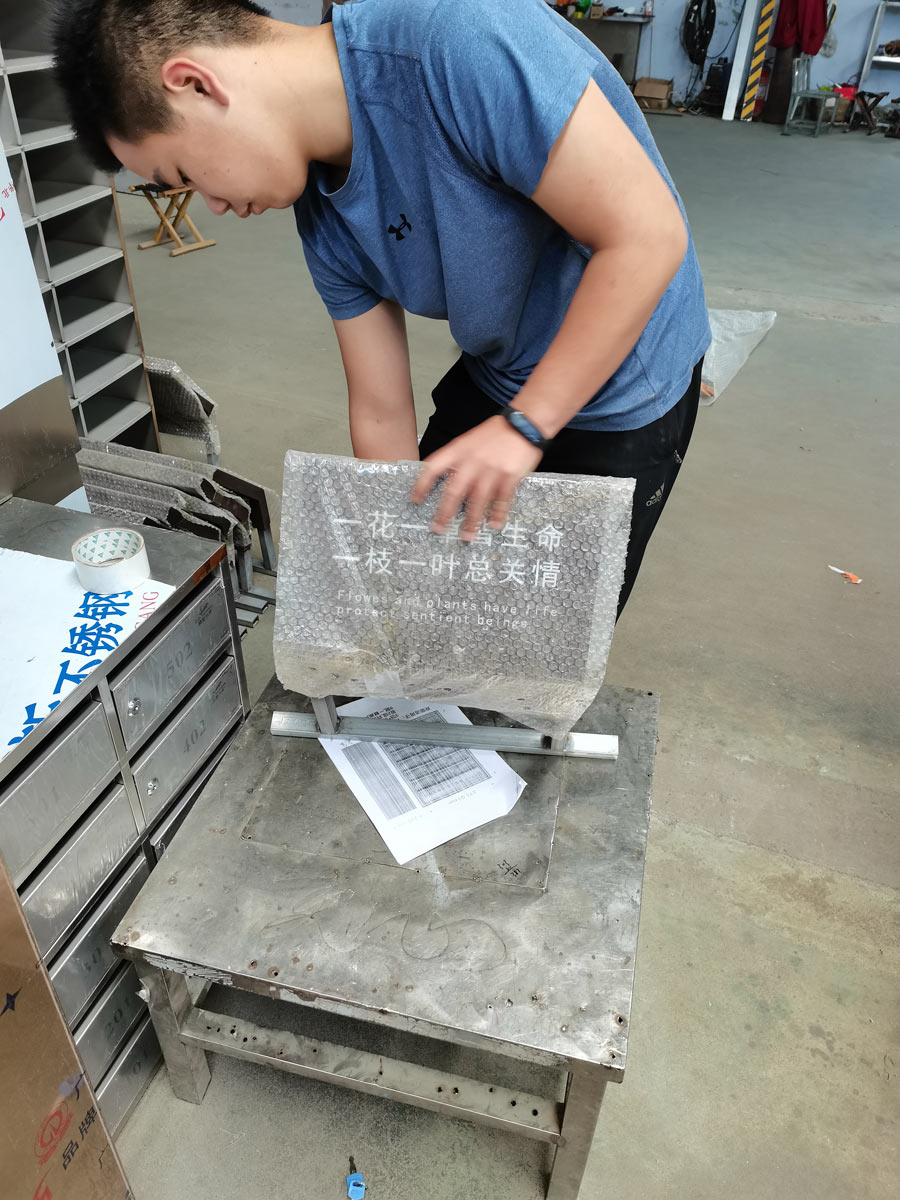 標(biāo)牌打包裝